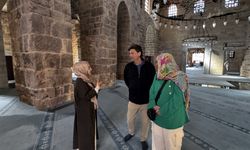 Gönüllü gençler Antalya'nın tarihi yerlerini ve kültürünü turistlere tanıtıyor