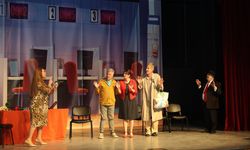 Gülnar'da 'Eller Yukarı' tiyatro oyunu sergilendi