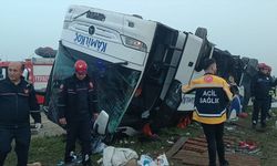 GÜNCELLEME - Adana'da devrilen yolcu otobüsündeki 2 kişi öldü, 23 kişi yaralandı