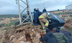Hatay'da elektrik direğine çarpan otomobilin sürücüsü hayatını kaybetti