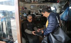 Hataylı usta 44 yıldır aynı dükkanda ayakkabı tamir ediyor