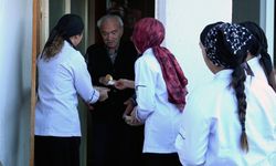 Isparta'da öğrenciler, okul mutfağında pişirdikleri çorbaları iftarda yaşlılara dağıtıyor