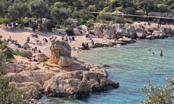 Kaş'ta güneşli havayı fırsat bilenler denize girdi