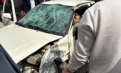 Osmaniye'de yol kenarındaki inşaat malzemelerine çarpan otomobildeki 3 kişi yaralandı