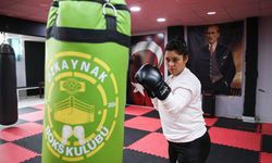 Ringe çıkan Adanalı kadınlar hem stres atıyor hem savunma tekniklerini öğreniyor