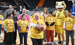 Down sendromlu çocuklar Mersin Spor Kulübü ile aynı sahada buluştu