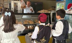 Osmaniye'de öğrenciler maniler okudular, lokum dağıttı