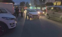 Park halindeki otomobilin açılan kapısına çarpan motosikletli yaralandı