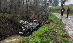 Balıkesir'de dereye devrilen otomobilin yakınında ceset bulundu