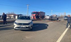 Çarpışan Otomobillerden Biri Takla Attı: 5 Yaralı