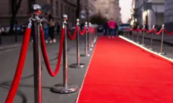 Dilan Çiçek Deniz şıklığıyla göz doldurdu! Partiye davet edilen ilk Türk oyuncu oldu