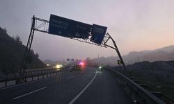 Bilecik'te tır, trafik levhalarına çarptı