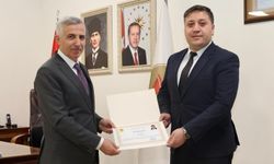 Vali Ünlüer’den İl Göç İdaresi Müdürü Sarı’ya Başarı Belgesi