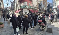 Vatandaşlar indirim için metrelerce kuyruk oluşturdu
