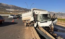 Kamyonet Bariyere Ok Gibi Saplandı