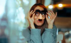 1 NİSAN ŞAKA GÜNÜ MESAJLARI 2026 RESİMLİ TEK TIKLA İNDİR || Arkadaşa, sevgiliye, aileye en güzel, en komik 1 Nisan şakaları... WhatsApp ve SMS için kısa, gülümseten ve troll 1 Nisan mesajları!