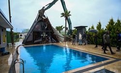 Adana'da göl kıyısındaki kaçak yapıların yıkımı devam ediyor