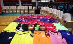 Adana'da okul kulüpleri ile sporculara malzeme desteği