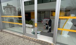Antalya'da bir bankanın camını kıran şüphelinin yakalanması için çalışma başlatıldı