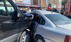 Antalya'da tur minibüsüyle otomobil çarpıştı, 2 kişi yaralandı