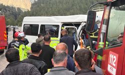 Burdur'da minibüsle beton mikserinin çarpışması sonucu 6 kişi öldü, 4 kişi yaralandı