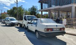 Burdur'da park halindeki kamyonete çarpan otomobilin sürücüsü yaralandı