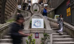 Çöpe atılan plastik atıklar portre ve kostüme dönüşüyor