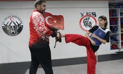 Depremde kaynar suyun dökülmesiyle vücudunda yanıklar oluşan Esma Nur, yaralarını tekvandoyla sarıyor