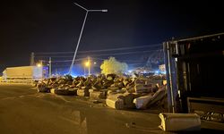 Isparta'da devrilen saman yüklü tırın sürücüsü yaralandı