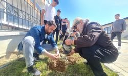 Kadirli'de öğrenciler huzurevi sakinleriyle fidan dikti