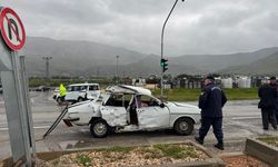 Mersin'de otomobilin hafif ticari araca çarptığı kazada 3 kişi yaralandı