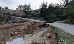 Mersin'de sağanak nedeniyle mahalle yolunda çökme yaşandı