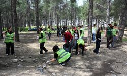 Osmaniye'de Yeşilay gönüllüleri, şehit aileleri ve öğrencilerle çevre temizliği yaptı