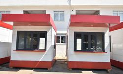 Kepez'e kırmızı-beyaz modern ekmek büfeleri