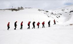 Gönüllü arama kurtarma ekibine çığ olaylarına müdahale için karda zorlu eğitim