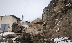 Gümüşhane'de dev kayalar yolu kapattı, evler boşaltıldı