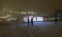 Nisan sonunda kar şoku! Kars’ta yollar kapandı, araçlar yolda kaldı.