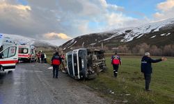 Bitlis'te minibüsün devrilmesi sonucu 11 kişi yaralandı
