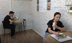 Konteynerdeki Çiğ Köftecinin Duvarları 'Duygu Duvarı'na Dönüştü