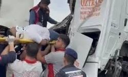 Feci çarpışma! Tır sürücüsü itfaiye tarafından kurtarıldı