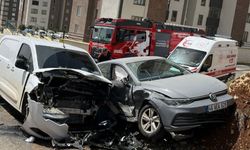 Otomobil ile Hafif Ticari Araç Çarpıştı, 3 Kişi Yaralandı