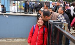 Saldırı Sonrası İlk Ders: Veliler Öperek Uğurladı