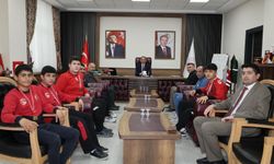 Şampiyon Öğrencilerden İl Millî Eğitim Müdürü Baydur’a Ziyaret