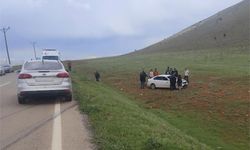 Afşin’de Lastiği Patlayan Otomobil Tarlaya Uçtu: 2 Yaralı