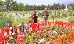 Okul Saldırısında Hayatını Kaybeden Çocukların Ziyaretçileri Eksik Olmuyor