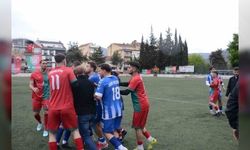 Şampiyonluk maçında ortalık karıştı: Final sonrası saha savaş alanına döndü