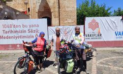 10 Yıldır Pedal Çeviren Çift, Eshab-ı Kehf’i Hayranlıkla Gezdi