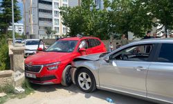 Afşin’de İki Otomobil Çarpıştı