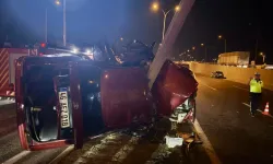 Aydınlatma Direğine Çarpan Otomobilde 2 Kişi Yaralandı