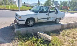 Dolmuş ile Otomobilin Çarpıştığı Kazada Maddi Hasar Oluştu